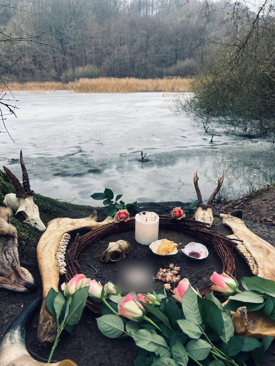 Sól initiation, by the half-frozen lake
